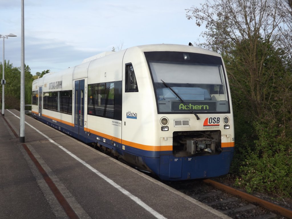 Der vorletzte Zug des Tages auf der Achertalbahn wurde am Abend des 26.04.12 aus dem Regio Shuttle VT 527 der Ortenau-S-Bahn gebildet.Hier steht er im Bahnhof von Achern.