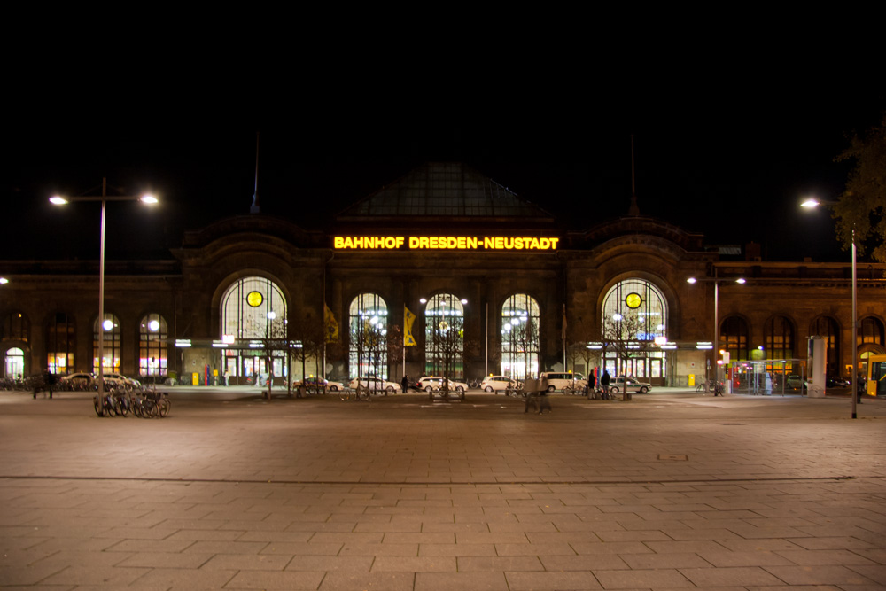 Der Vorplatz des Bahnhofs Dresden-Neustadt zu spter Stunde. 09.11.2012