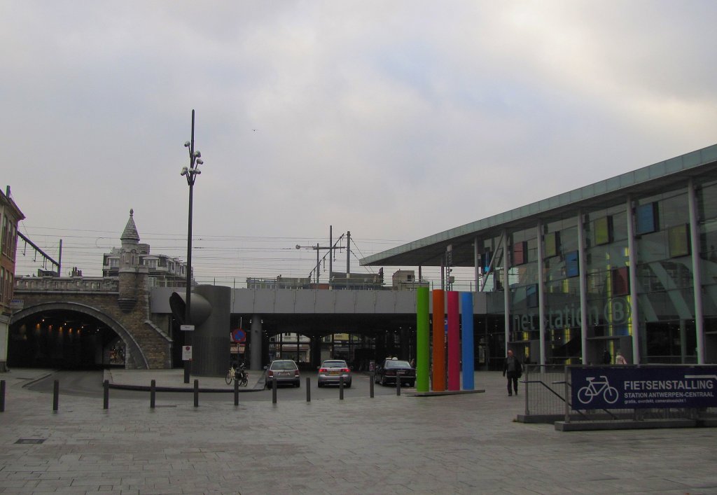 Der Vorplatz vom moderneren Teil des Bahnhofs in Antwerpen Centraal; 23.11.2011