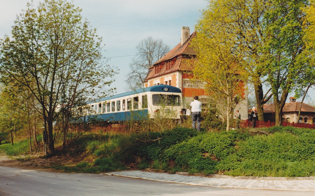 Der Vorserientriebwagen 628 012 kam am 29.4.89 mit einer Sonderfahrt auch nach Demantsfrth-Uehlfeld. (Blick nach Nordwesten)