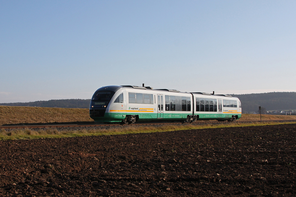 Der VT 08 der Vogtlandbahn pendelte am 27.11.2011 als Sonderzug auf der Strecke Amberg – Schnaittenbach. Hier ist er gerade bei Schweighof unterwegs.