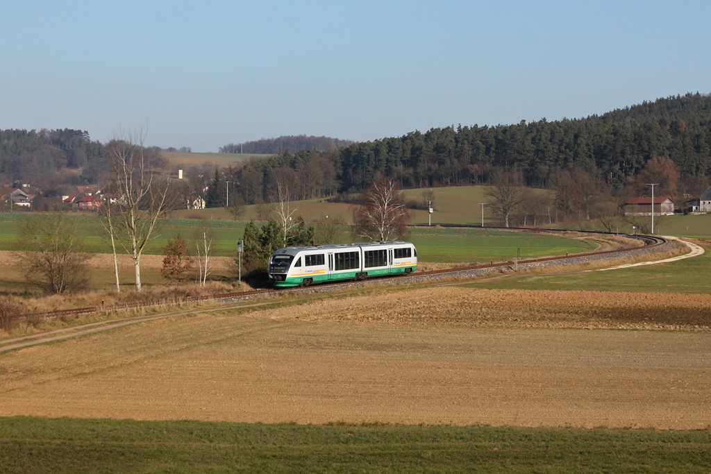 Der VT 08 der Vogtlandbahn pendelte am 27.11.2011 als Sonderzug auf der Strecke Amberg – Schnaittenbach. Das Bild zeigt den Zug bei Godlricht.