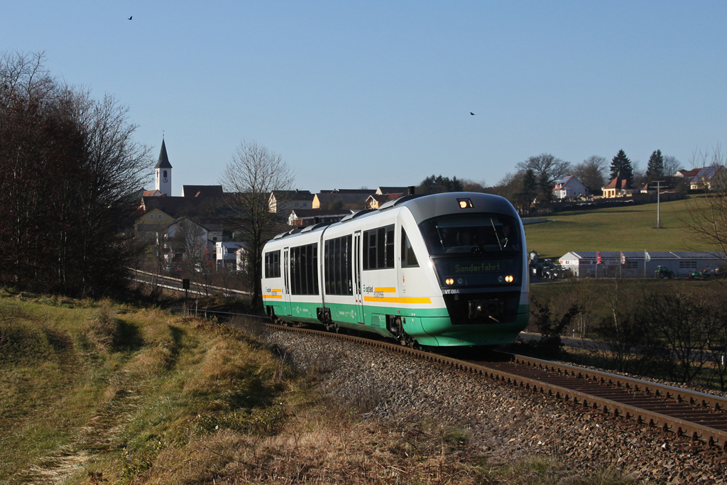 Der VT 08 der Vogtlandbahn pendelte am 27.11.2011 als Sonderzug auf der Strecke Amberg – Schnaittenbach. Hier hat er soeben den Ort Gebenbach durchfahren.