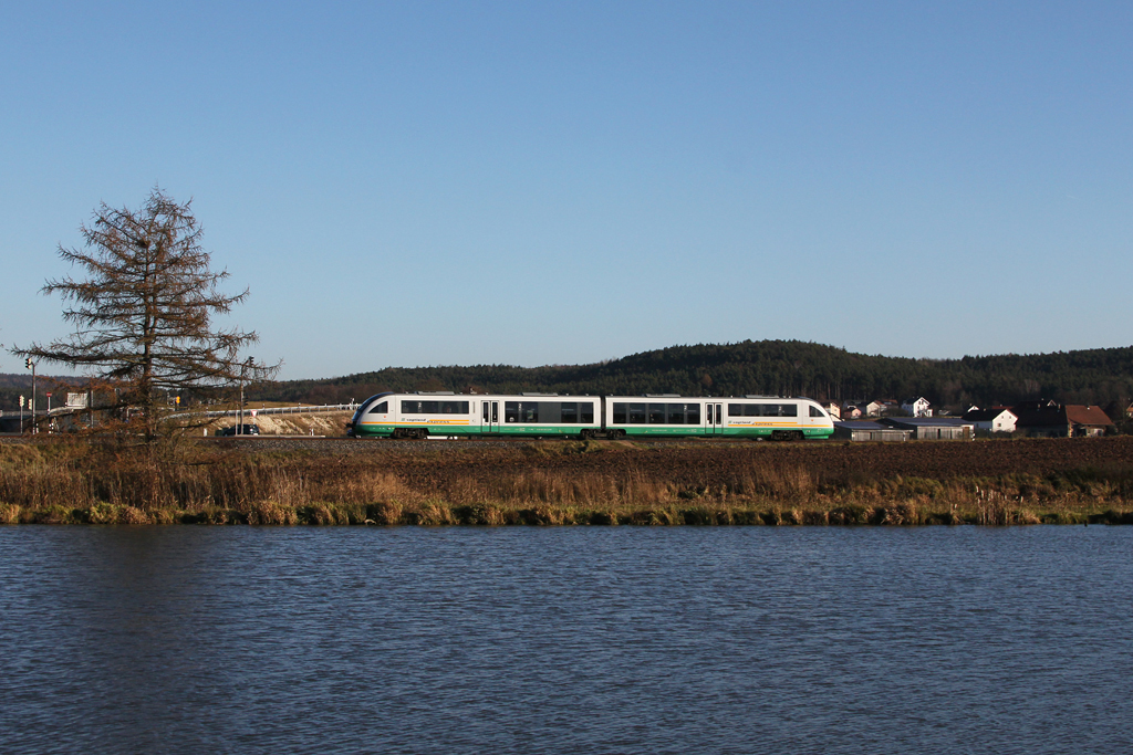 Der VT 08 der Vogtlandbahn pendelte am 27.11.2011 als Sonderzug auf der Strecke Amberg – Schnaittenbach. Zu sehen ist der Zug vor einem Teich bei Schweighof.