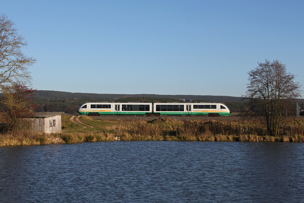Der VT 08 der Vogtlandbahn pendelte am 27.11.2011 als Sonderzug auf der Strecke Amberg – Schnaittenbach. Zu sehen ist der Zug vor einem Teich bei Schweighof.