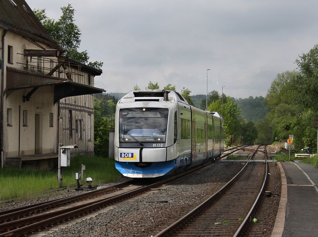 Der VT 112 am 23.05.2010 bei der Durchfahrt in Untersteinach. 