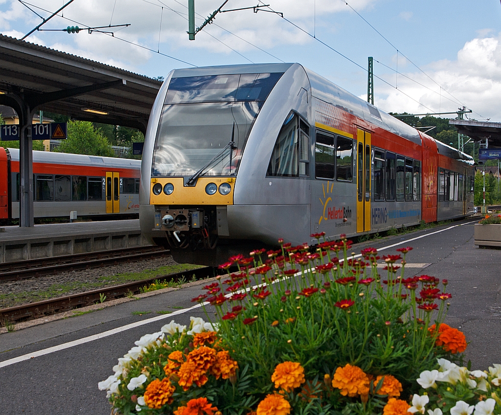 Der VT 118 ein Stadler GTW 2/6 der Hellertalbahn steht am 22.07.2012 im Bahnhof Betzdorf/Sieg zu Abfahrt nach Dillenburg bereit.
Der Triebwagen wurde 1999 bei DWA, Bautzen (Deutsche Waggonbau AG, heute Bombardier Transportation) unter der Fabriknummer 525/003 fr die Hessische Landesbahn (HLB) gebaut, dessen Eigentum er ist und ihn an die Hellertalbahn vermietet hat. Die Hellertalbahn hat 3 dieser GTW 2/6 im Einsatz.
Dieser Triebwagen besteht aus dem Endmodul 95 80 0946 418-0 D-HEB,  Antriebsmodul 95 80 0646 418-3 d-HEB und Endmodul 95 80 0946 918-9 D-HEB.