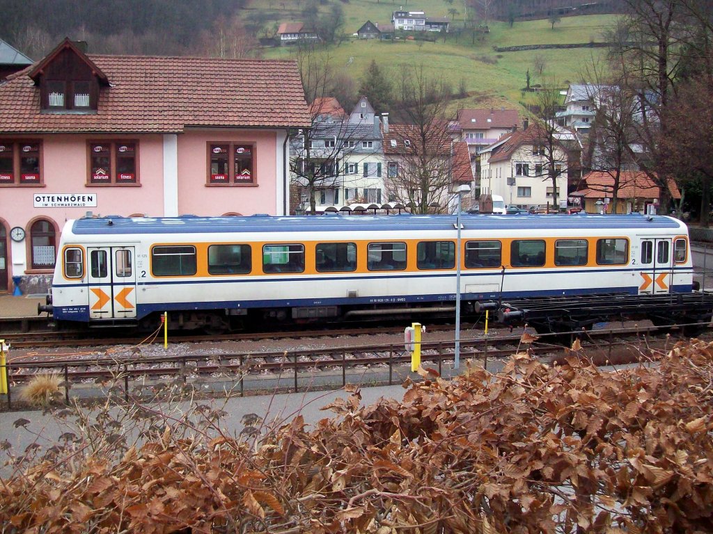 Der VT 125 der SWEG Ottenhfen steht am Nachmittag des 23.12.11 am Bahnsteig zur Fahrt nach Achern bereit.