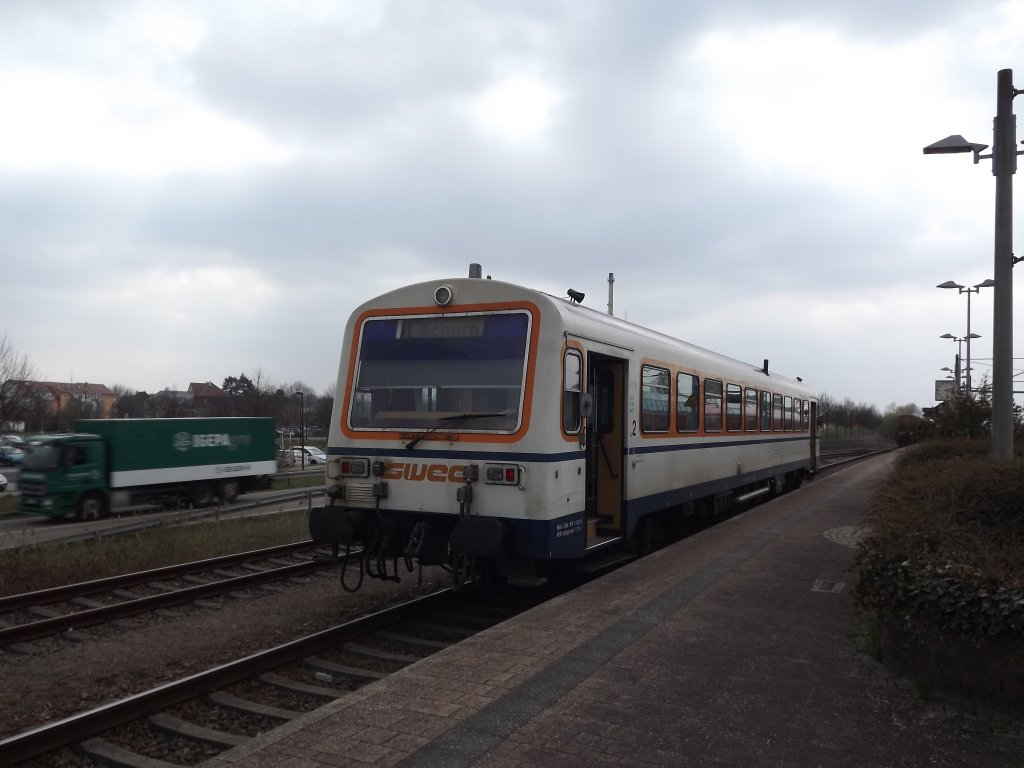 Der VT 125 der SWEG Ottenhfen ist mit der ersten Zugleistung des Nachmittages im Bahnhof Achern angekommen.Bevor er sich wieder auf den Rckweg macht,sieht man im Vordergrund einen Gterzug,welcher ebenfalls auf dem Weg in das Achertal ist.Gezogen wird er von der Diesellok V70.