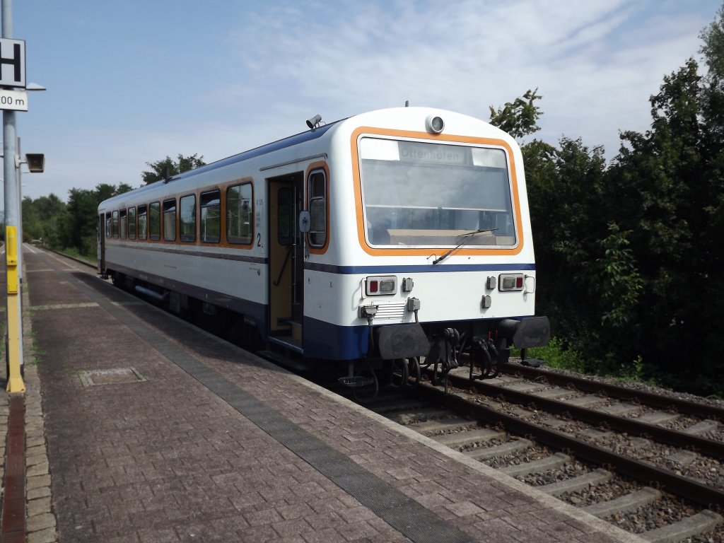 Der VT 125 der SWEG Ottenh�fen steht am Nachmittag des 23.08.12 mit frischer Lackierung im Bahnhof von Achern.In k�rze wird er sich wieder auf den Weg ins Achertal machen.