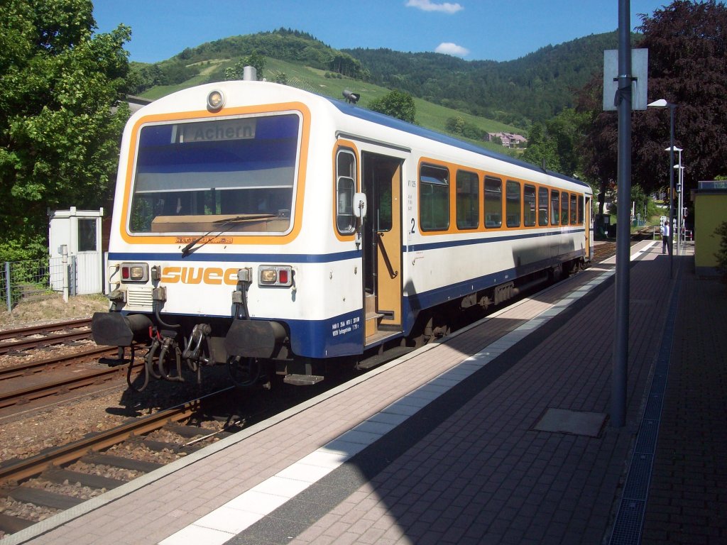 Der VT 125 der SWEG Ottenhfen ist am 30.05.11 auf der Fahrt nach Achern unterwegs.Hier ist er beim Halt im Bahnhof Kappelrodeck zu sehen.