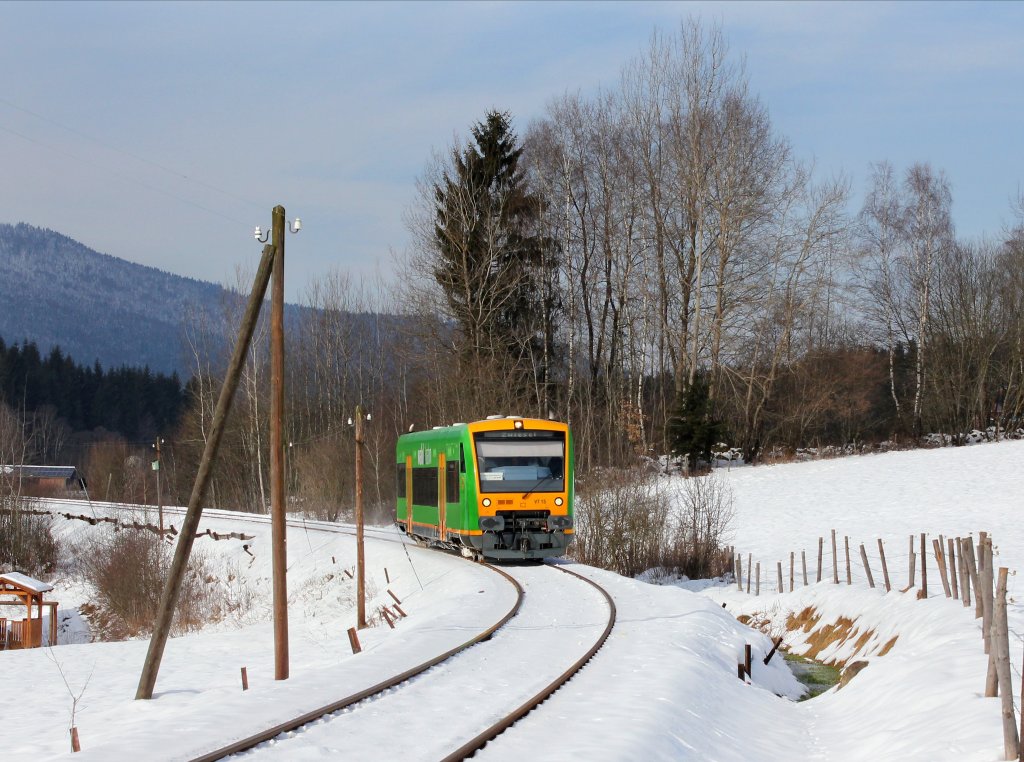 Der VT 15 als RB nach Zwiesel am 11.02.2013 unterwegs bei Aussenried.