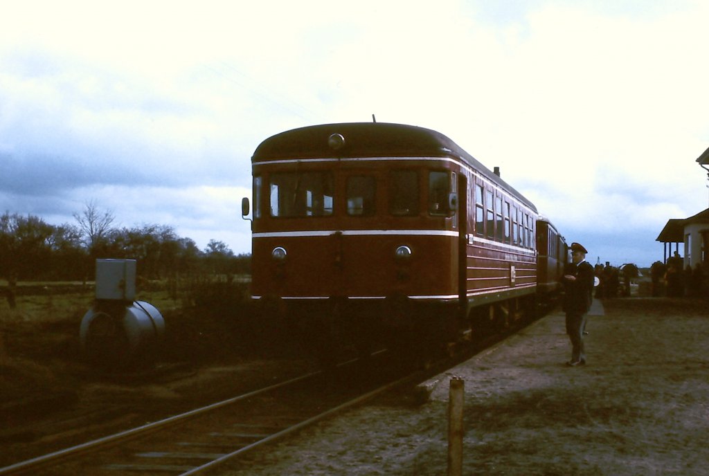Der VT 162 der Bremervrde-Osterholzer Eisenbahn Mitte der 1970er Jahre auf seiner Stammstrecke im Planverkehr.