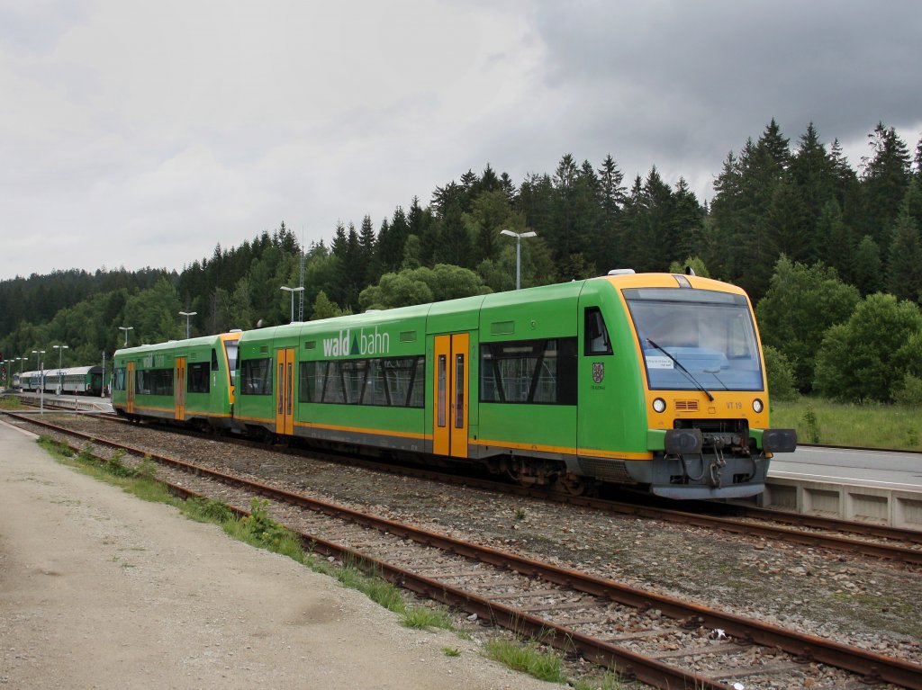 Der VT 19 mit einem Weiteren am 20.06.2011 in Bayerisch Eisenstein. 