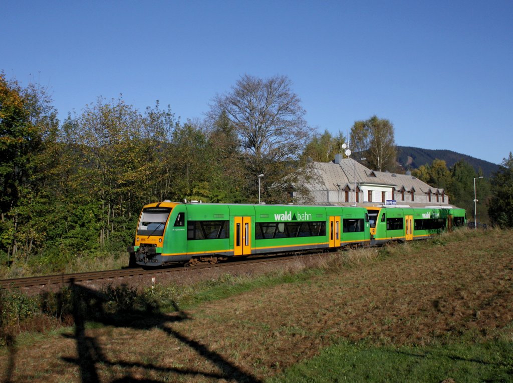 Der VT 23 mit dem VT 28 am 03.10.2011 bei der Ausfahrt aus B�hmisch Eisenstein Stadt. 