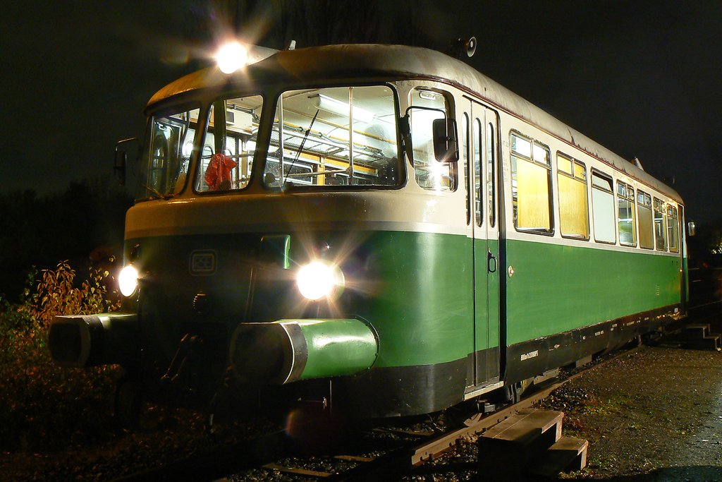 Der VT 23 der RSE , im Rheinischen Industriebahnmuseum im ehem. BW Kln Nippes , whrend einer Veranstaltung im Rahmen der langen Nacht der Museen in Kln am 07.11.09 