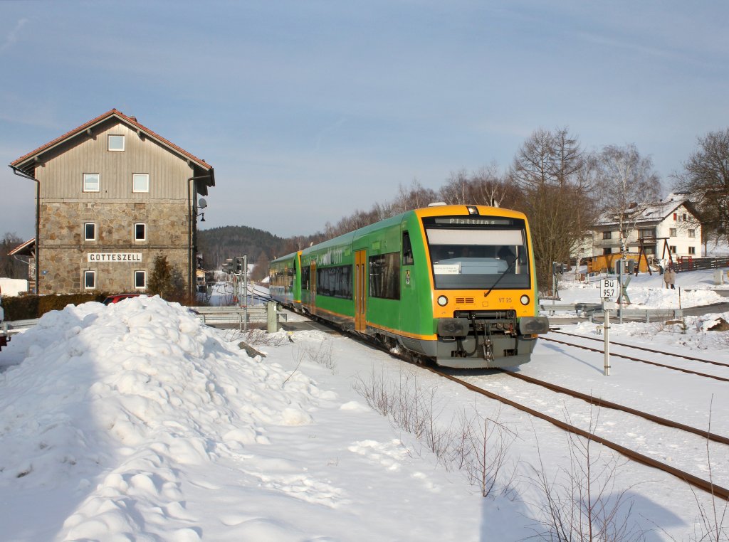 Der VT 25 als RB nach Plattling am 11.02.2013 bei der Ausfahrt aus Gotteszell.