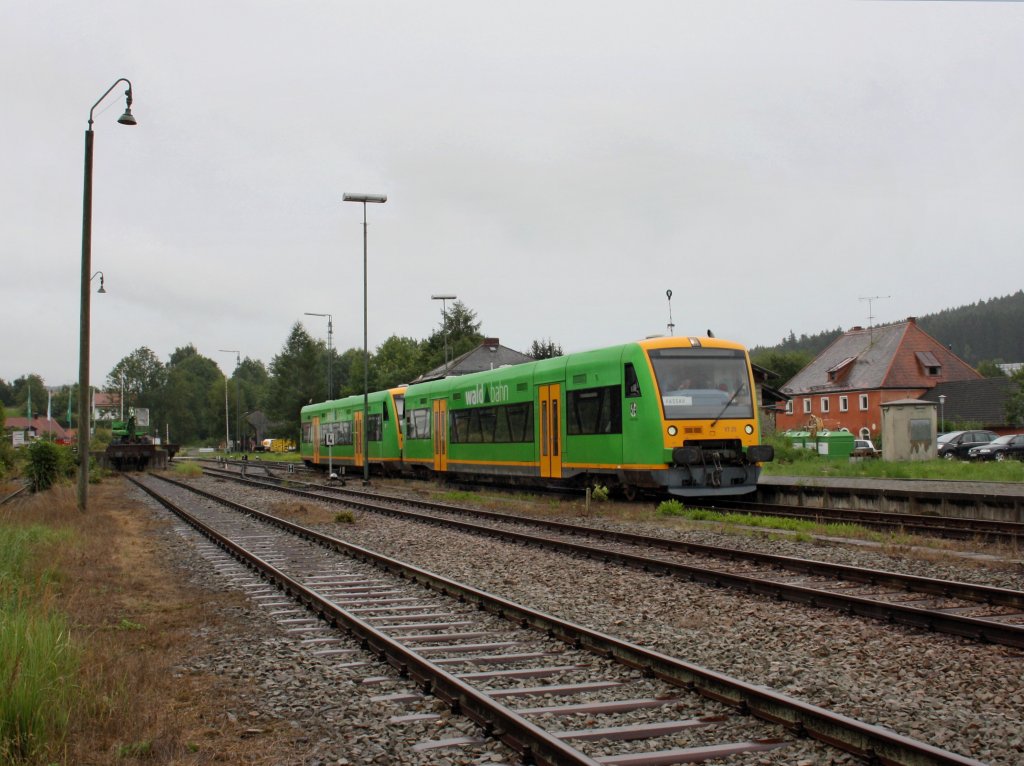 Der VT 25 mit dem VT 24 am 07.08.2011 in Waldkirchen. 