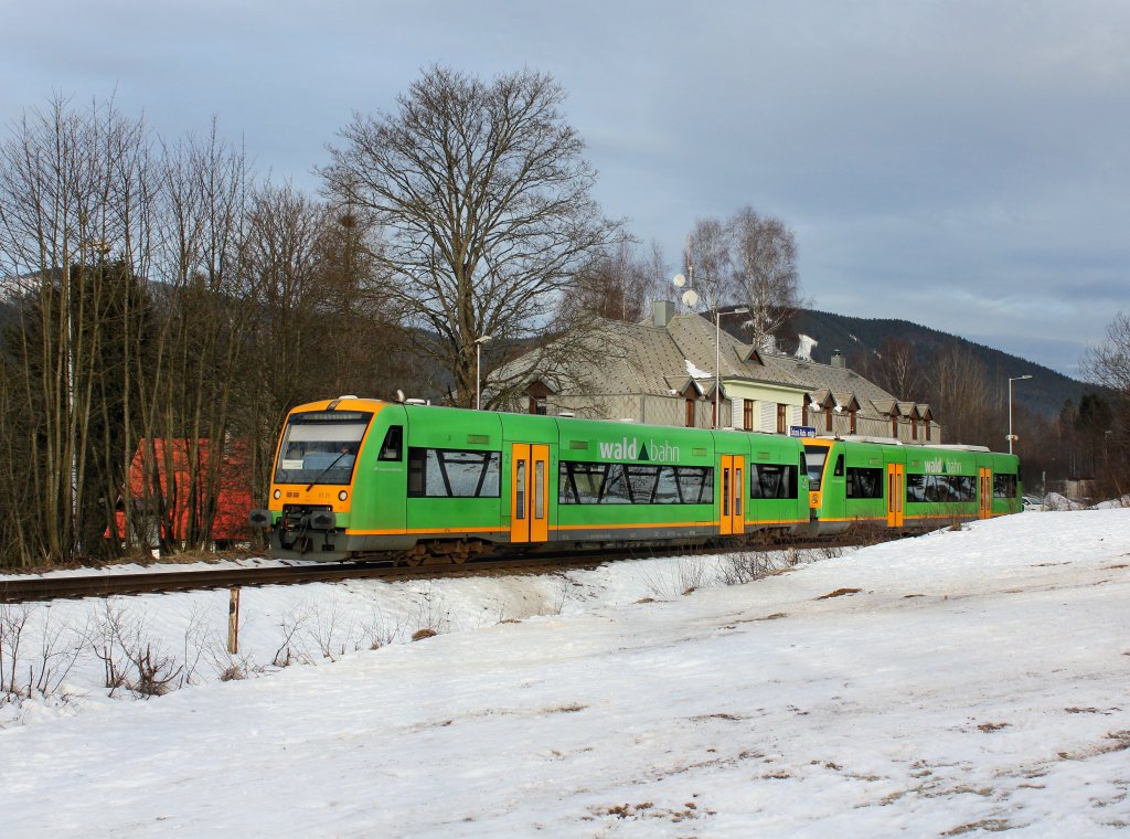 Der VT 25 und der VT 27 als RB nach Plattling am 01.01.2013 bei der Ausfahrt aus Bhmisch Eisenstein Stadt.