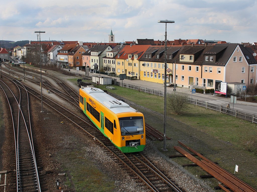 Der VT 40 der Oberpfalzbahn am 02.04.2010 bei einer Rangierfahrt in Schwandorf. 