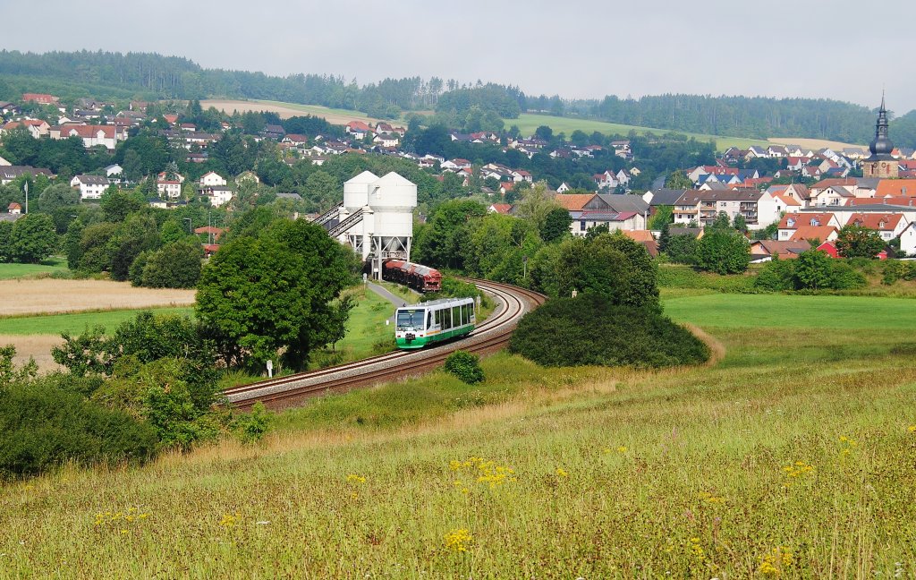 Der Vt 42 der Vogtlandbahn hat am 04.08.2010 den Bahnhof Untersteinach verlassen.
