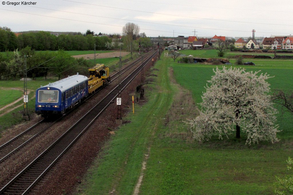 Der VT 43 der Hochwaldbahn - Mandaubahn (NE 81) mit einem Baukran bei Graben-Neudorf. Aufgenommen am 10.04.2012.