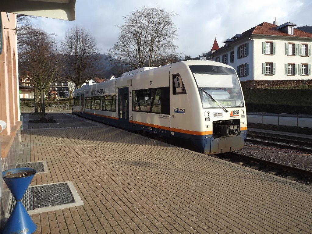 Der VT 527 der Ortenau-S-Bahn steht am 14.01.12 am Bahnsteig des Bahnhofes Ottenhfen im Schwarzwald zur Fahrt nach Achern bereit.