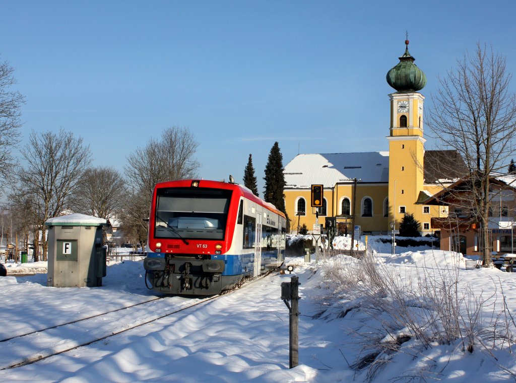 Der VT 63 als RB nach Grafenau am 11.02.2013 bei der Einfahrt in Frauenau.