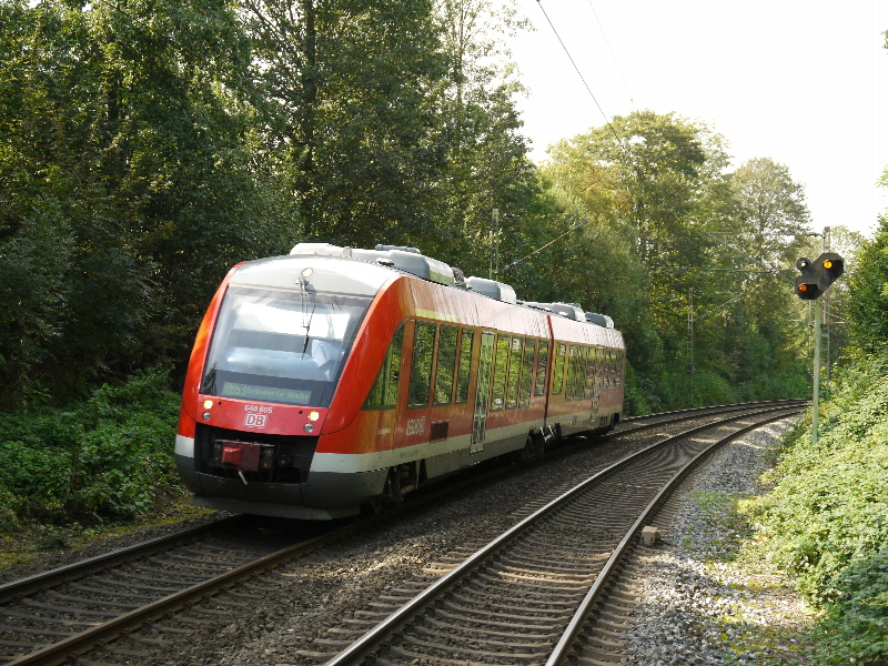 Der VT 648 605 kommend aus Dortmund (Hbf) fhrt als RB 53 weiter nach Schwerte und fhrt gerade im Signal Iduna Park ein. 23.09.2011