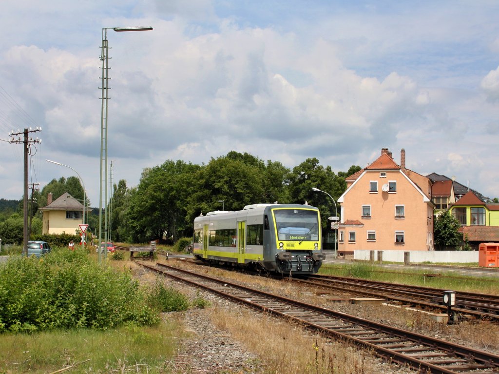 Der VT 650 714 am 25.06.2011 bei der Einfahrt in Pressath. 