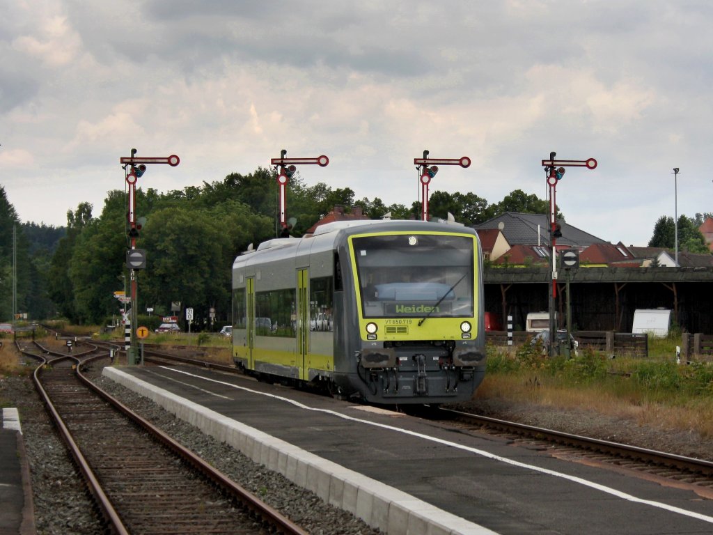 Der VT 650 719 als Ag nach Weiden am 25.06.2011 bei der Einfahrt in Pressath.