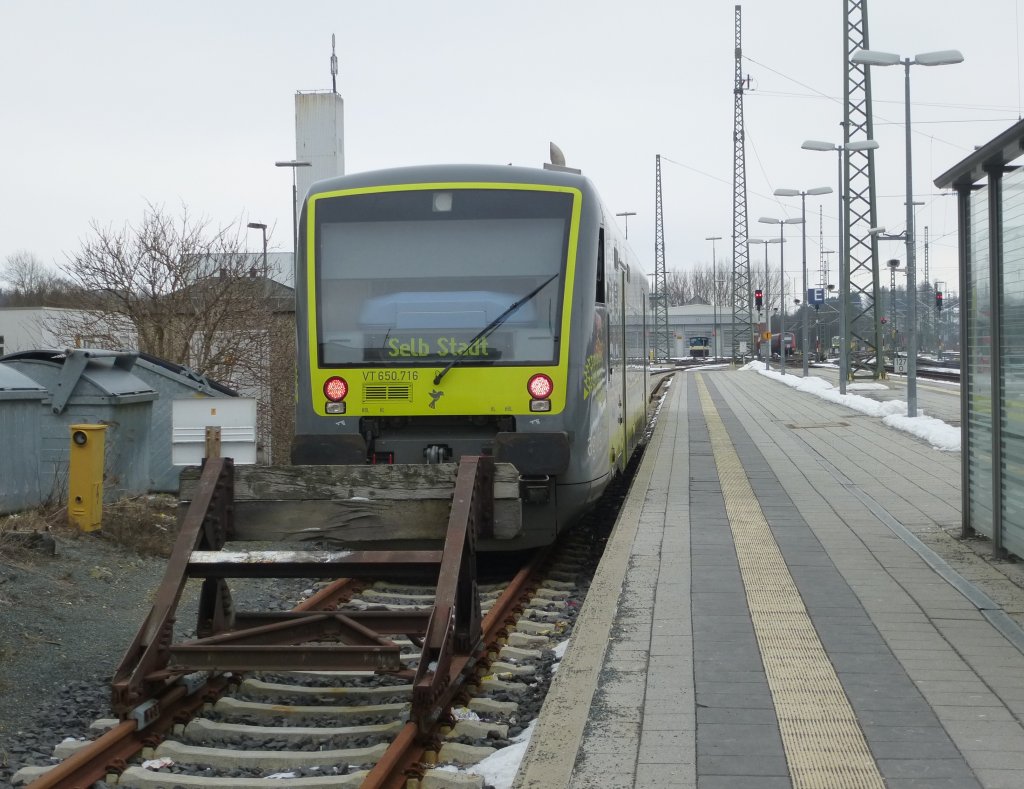 Der VT 650.716 steht am 22.03.13 im Hofer HBF auf dem Stumpfgleis 1a zur Weiterfahrt nach Selb Stadt bereit. 