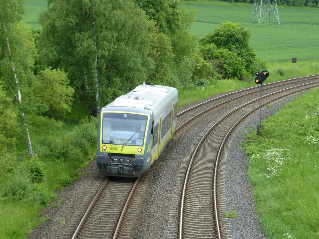 Der VT 650.720 von Agilis fhrt hier am 9.Juni zwischen Oberkotzau und Hof.