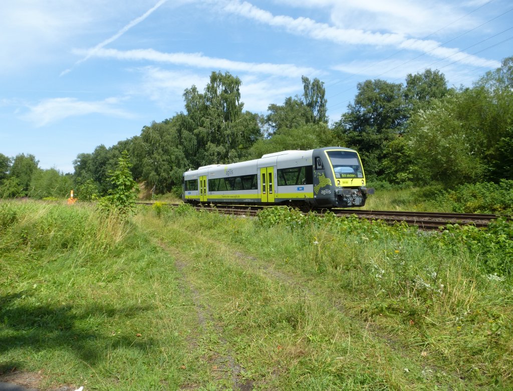 Der VT 650.738 fhrt hier als Leerzug auf der KBS 850 zwischen Hof und Oberkotzau.
Aufgenommen am 07.08.2013.