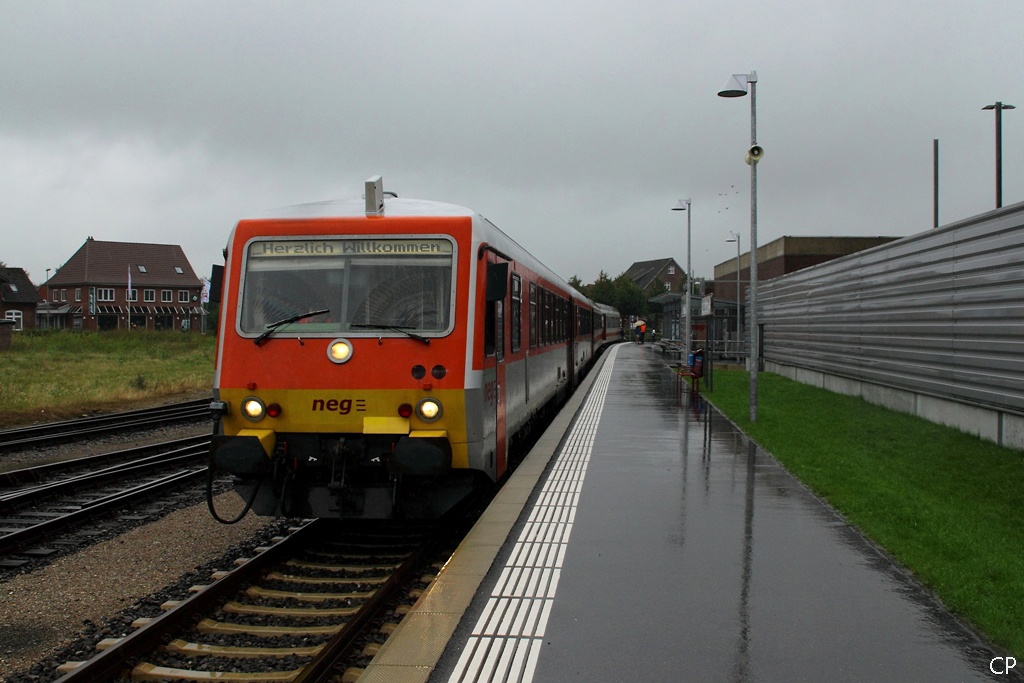 Der VT 71 der neg steht mit den zwei Kurswagen nach Dagebll zur Abfahrt bereit. (22.8.2010)
