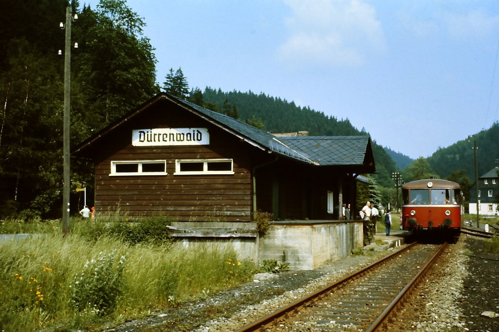 Der VT 98 konnte diese Nebenbahn nicht retten. Hier steht er am VT 98 am 17. Juni 1977 als DGEG-Sonderzug 19292 in D�rrenwaid.