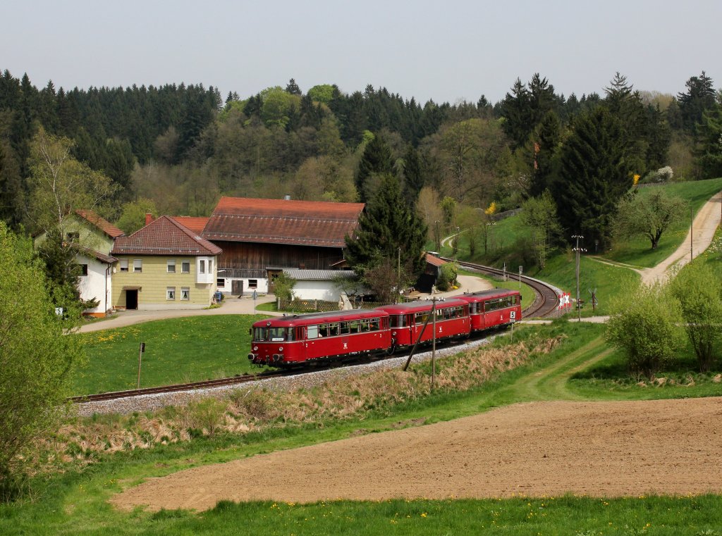 Der VT 98 der PEF als Sonderzug nach Passau am 01.05.2013 unterwegs bei Neuhausmhle.