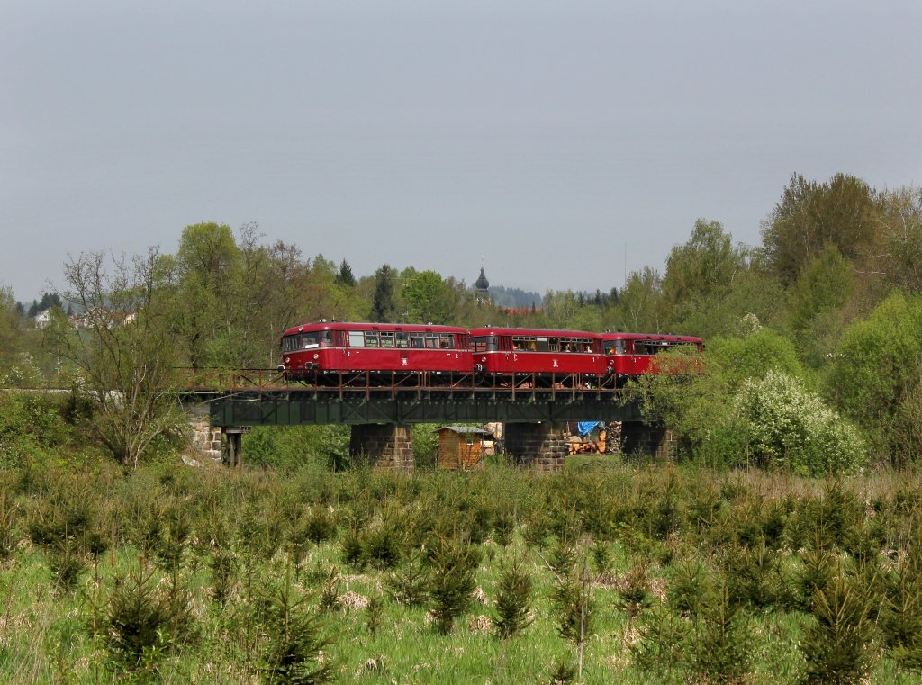 Der VT 98 der PEF als Sonderzug nach Passau am 01.05.2013 unterwegs bei Rhrnbach.
