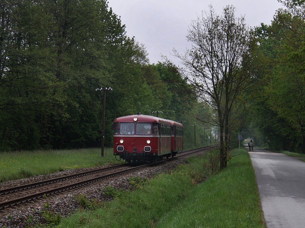Der VT 98 der PEF am 01.05.2009 unterwegs auf der Rottalbahn bei Postm�nster. 