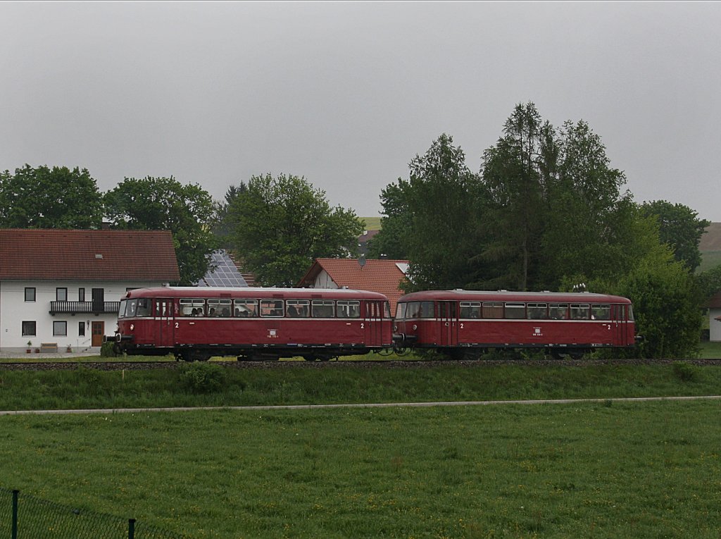 Der VT 98 der PEF am 01.05.2009 unterwegs auf der Rottalbahn bei Hulsessen 