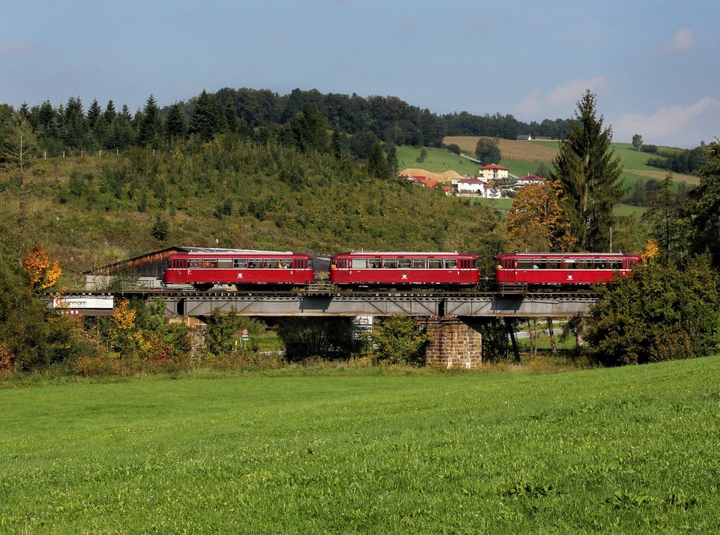 Der VT 98 der PEF am 03.10.2012 unterwegs bei Rhrnbach.