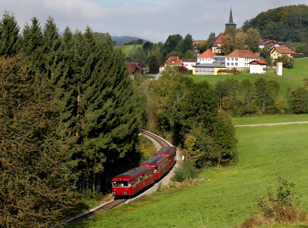 Der VT 98 der PEF am 03.10.2012 unterwegs bei Karlsbach.