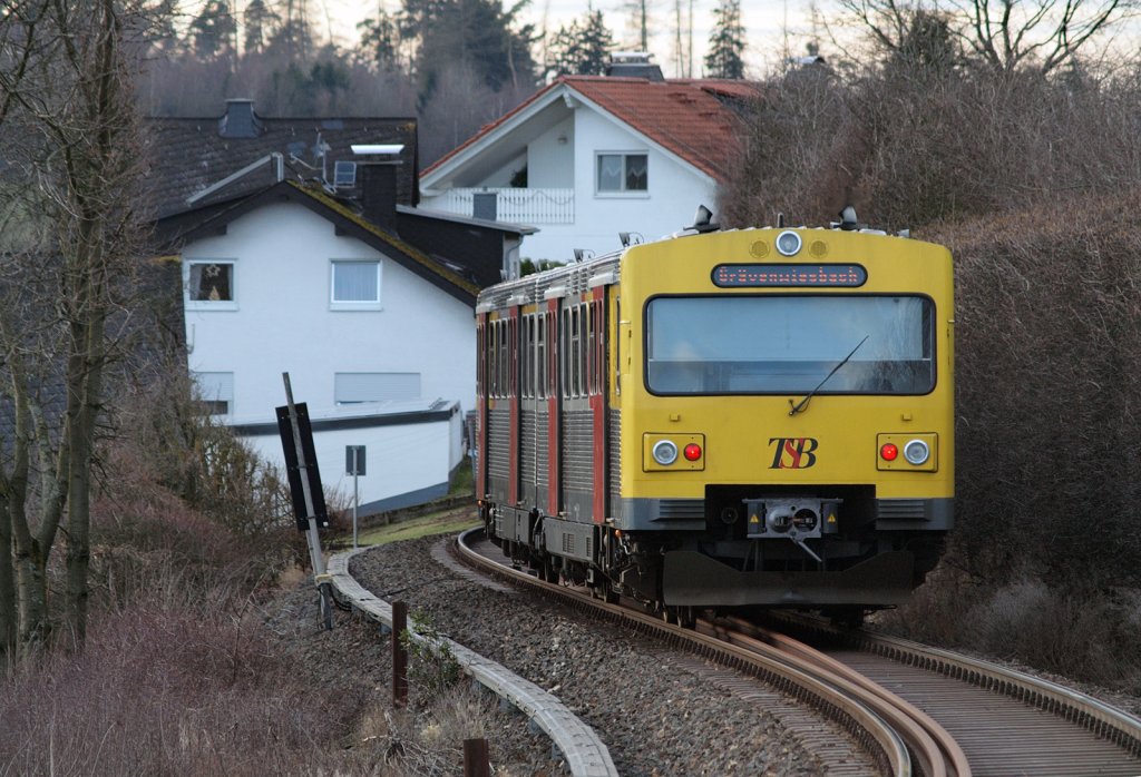 Der VT2E hat am 29.12.2012 auf seiner Fahrt von Bad Homburg nach Grvenwiesbach die ersten Huser von Hundstadt fast erreicht, zum Haltepunkt ist es auch nicht mehr weit. 