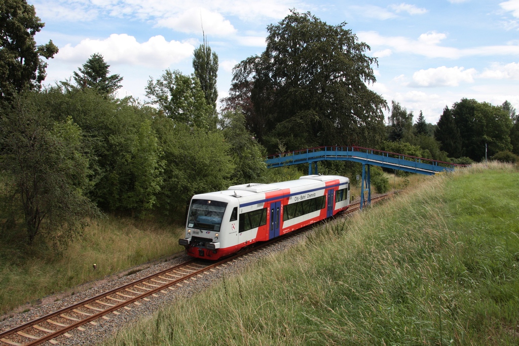 Der VT511 der City-Bahn-Chemnitz, als CB80050 am 14.08.2011, vor Hp Hohndorf Mitte.