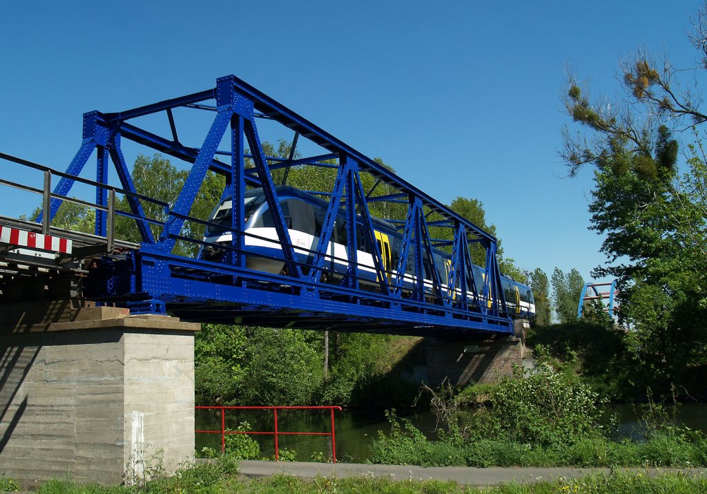 Der VT733 der NEB kommt am 09.05.2011 als NEB 78915 aus Gro-Schnebeck in Richtung Basdorf und berquert hier gerade die Brcke ber den Finowkanal kurz vor dem Bahnhof Ruhlsdorf-Zerpensschleuse. Die deutlich grere Brcke ber den Oder-Havel-Kanal, die man im Hintergrund gerade noch erkennen kann, hat der TALENT schon hinter sich gelassen.