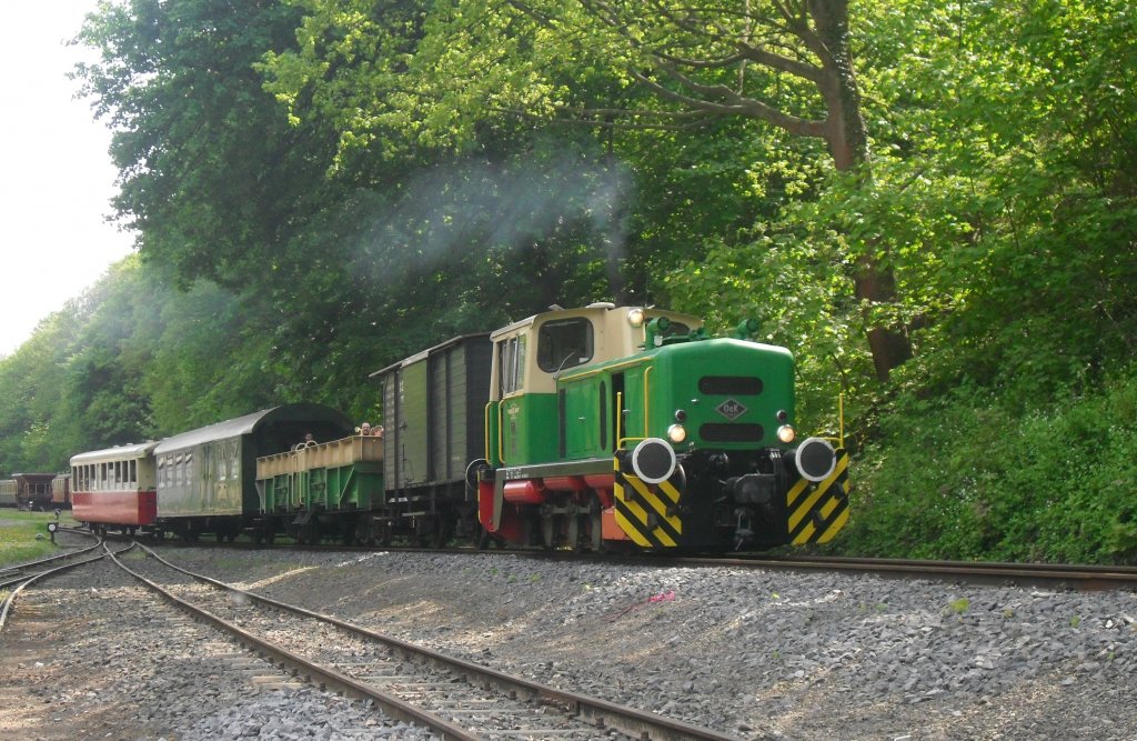 Der  Vulkan-Express  , gezogen von der Ohrenstein&Koppel Diesellok D1 , verlsst den Bahnhof Brohl-Ltzing. Aufnahmedatum 22.4.2011.