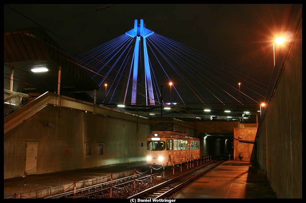Der Wagen 125 in der Nacht  vom 27.03. auf den 28.03.10 in der Haltestelle Ostausgang. Im Hintergrund sieht man den Pylon der Brcke, die den Hauptbahnhof berspannt.