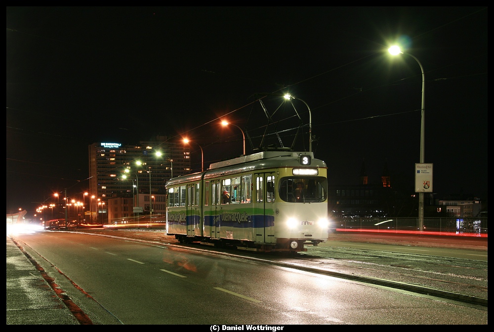 Der Wagen 125 in der Nacht vom 27.03. auf den 28.03.10. auf der Kurt-Schumacher-Br�cke, die Ludwigshafen mit Mannheim und damit Rheinland-Pfalz mit Baden-W�rttemberg verbindet. 