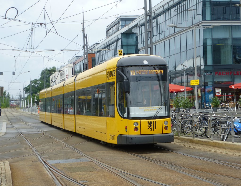Der Wagen 2836 macht sich hier auf den Weg nach Dresden Messe.

Straenbahn Dresden, 09.08.2013.