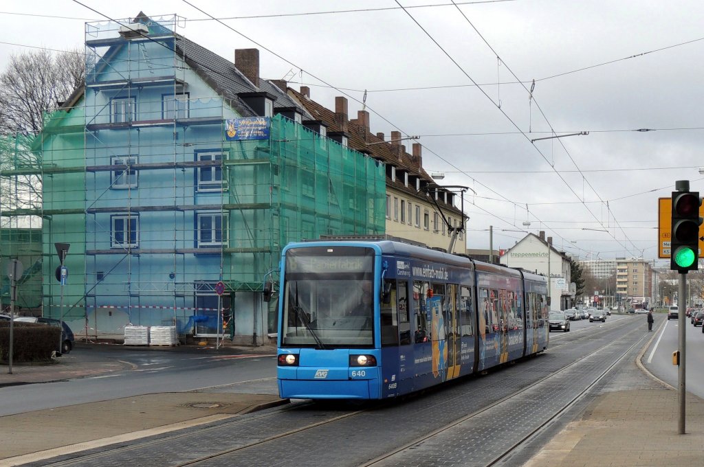 Der Wagen 640 erreicht den Haltepunkt Sandershuser Strasse (2.2.2013).
